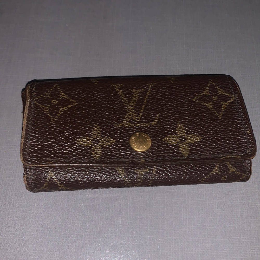 🤎 🤎 🤎 Louis Vuitton Monogram signature design LV Logo 4 key holder M/F - Picture 1 of 11